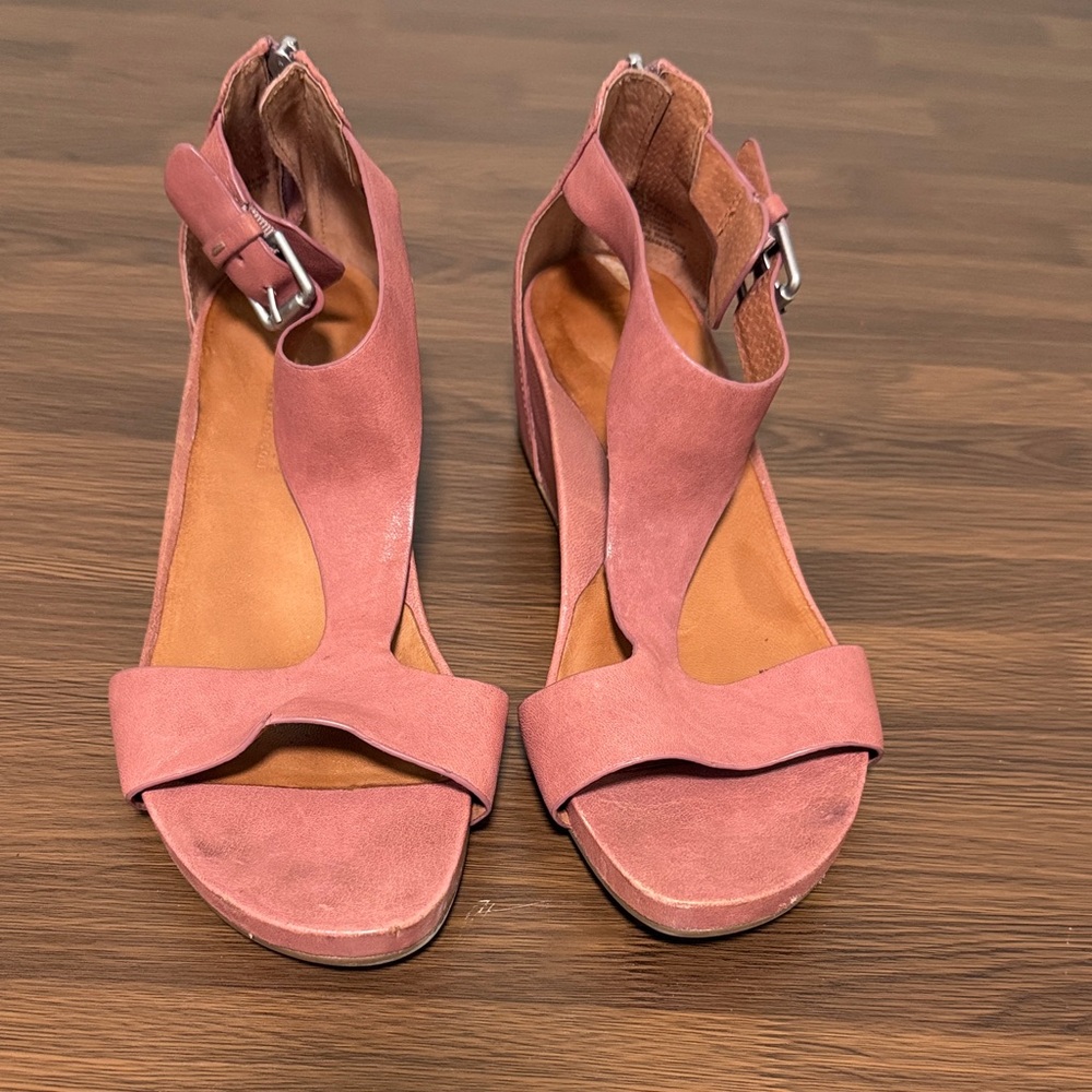 Gentle Souls Kenneth Cole Womens Gisele Low Wedge Sandals Pink Leather 10M